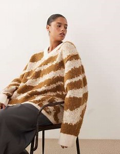 ARRANGE Curve - Oversized gebreide trui met V-hals en gebogen zoom in toffee en crème tijger intarsia | ASOS