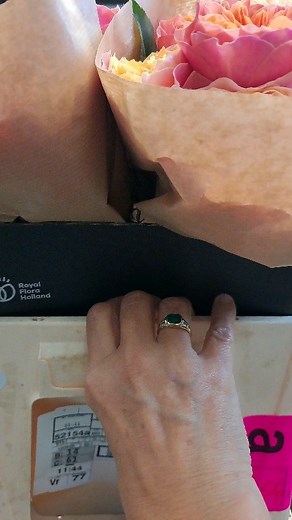 79 reactions | Happy weekend, and don't forget your flowers !! #weekend #flowers #flowerstagram #instareels #friday #fridaymood #florist #floristas #flowershops #roses #design #weddingdesign | Barendsen Flowerexport Holland | Facebook