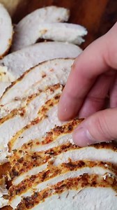 🍗 Artisan Chicken Ham 🧂 A simple and natural way to make your own chicken ham. All you need is chicken breast and your favourite spices. Ingredients: 1 chicken breast Spices to taste (salt, pepper, garlic powder, oregano, turmeric, paprika...) Preparation: Season the chicken breast with your favourite spices. Brown the edges in an IMUSA non-stick pan, cooking on both sides. Bake for 15 minutes to finish cooking. Refrigerate overnight. The next day, slice thinly and enjoy. #ChickenHam #Homemade