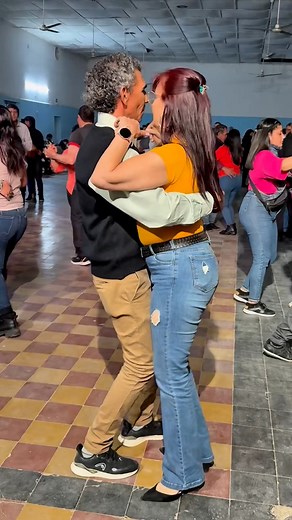 42K views · 581 reactions | Excelentes bailarines 朗 #asisebaila #communitynews #viralpage | Enzo Spahn | Facebook