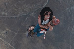 'Fall': un thriller de supervivencia que no deja caer la tensión ni el vértigo pese a sus histriónicas protagonistas