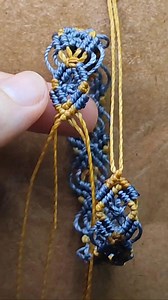 Fecho com linhas para pulseira macramê.Link para tutorial completo da pulseira nos comentários.✨🌸 #micromacrameartist #ArtesanatoEmFios #braceletesfemininos #PulseirasElegantes #macrametutorial #micromacramejewelry #pulseirasartesanais #diymacrame #feitoamao #macrameart #pulseiras #pulseirapersonalizada #pulseirasfemininas | Criativa Macrame