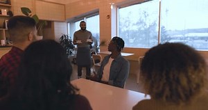 Barkeeper serviert Bierproben an junge Freunde: Stockvideos & Filmmaterial (100 % lizenzfrei) 3514043033 | Shutterstock