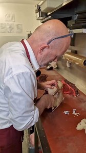 Une commande par la Poste ? C'est possible !* Petit exemple avec cette déclinaison de coupes, maturation & provenances 🥩🔥 Quelle pièce vous choisissez ? 👀 * Sur demande et uniquement en Suisse 🇨🇭 📍 Rue Madeleine 10 📍Av. De Béthusy 88 🇨🇭 Lausanne | bouche-rit.ch