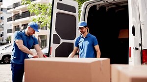 Certified Mover Unloading Van Carrying Boxes 库存影片视频（100% 免版税）3552182391 | Shutterstock