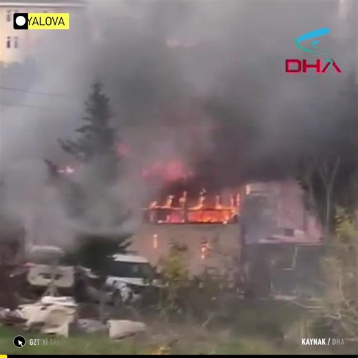 🔴 3 polisimizin şehit olduğu DEAŞ operasyonu böyle görüntülendi 🔴 Tüm detaylar ↩ 📌 Emniyet ekipleri, Yalova merkeze bağlı Elmalık köyü yolundaki bir eve terör örgütü DEAŞ'a yönelik operasyon düzenledi 📌 Baskın sırasında evdeki teröristler tarafından polislere ateş açıldı. Çıkan çatışmada 3 polisimiz şehit olurken, 8 polis ve 1 bekçimiz yaralandı 🔴 Kadın ve çocuklar tahliye edildi ↩ 📌 Teröristlerin bulunduğu evde sivillerin de olması nedeniyle operasyon büyük bir hassasiyetle yürütüldü 📌 A