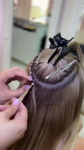 Aprende ! 💖 colocación: microchip una a una. ⠀ Ventajas✅ / Desventajas ❌ ⠀ ✅Al removerse no deja residuos en el cabello. ⠀ ✅Son muy seguras eso es ideal para mujeres muy activas. ⠀ ✅Son muy discretas, crean un efecto muy natural en la melena. ⠀ ✅Puedes hacer todo tipo de peinados al ser mechón por mechón (movilidad 360). ⠀ ❌No se recomiendan para personas de cuero cabelludo muy sensible. ⠀ ❌ Si tienes problemas graves de caída de cabello tal vez las extensiones micro chip no son las más apropia