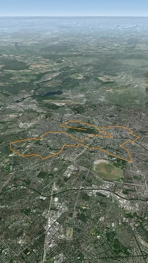 We have your @berlinmarathon course breakdown, thanks to @fatmap_official: 📏: 42.2 kilometers (26.2 miles) 📈: 73 meters (241 ft.) elevation gain 📉: 79 meters (260 ft.) elevation loss ⏱️: 6:15:00 time limit 👥: ~45,000 runners 🤴: 2:01:09 CR (@kipchogeeliud) 👸: 2:15:37 CR (Tigist Assefa) “Viel Glück” to everyone competing this weekend! 🇩🇪 | Strava