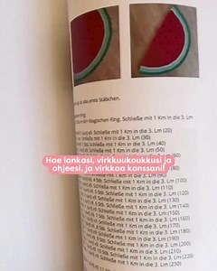 Vesimelonit ovat vain parempia virkattuina viltteinä! 🍉😍 Tai ainakin vesimeloni-viltti on todella SÖPÖ... Eikö olekin? 🤩 Voit myös virkata oman *Watermelon*-maton! 😉 Tarvitset vain Ribbon-lankaa, 6,5 mm virkkuukoukun ja ohjeen, jonka on suunnitellut upea @supercutedesign ! 💖 Ohje on ilmainen, ja voit ladata sen... Täältä ⬇️ https://shop.hobbii.fi/watermelon-gulvtæppe | Hobbii