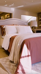 Seja por cima da colcha, por baixo ou como peseira, as mantas e cobertores são sempre a escolha perfeita quando o assunto é completar a cama com aconchego e conforto. Descubra três formas fáceis para estilizar a sua e conta para nós: qual é a sua favorita? | mmartan