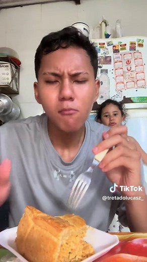 Mukbang ASMR: Refeição Livre com Empadão e Chocolate