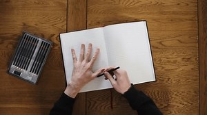 Dessin contour de la main dans : vidéo de stock (100 % libre de droit) 3992732709 | Shutterstock