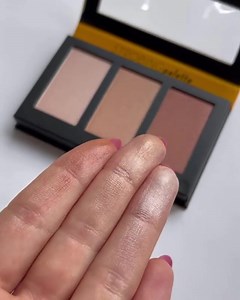 What a girl really wants? A little strobing, a lot of highlighter and a girls night out on town! Light up your evenings with our strobing palette and we'll leave the rest to your charms ;) | Bronx Colors