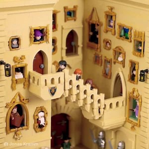 "De derde verdieping aan de rechterkant is 'off limits' voor iedereen" - Perkamentus (Harry Potter en de Steen der Wijzen). Gebouwd door: Jonas Kramm ✨ #HarryPotter | LEGO