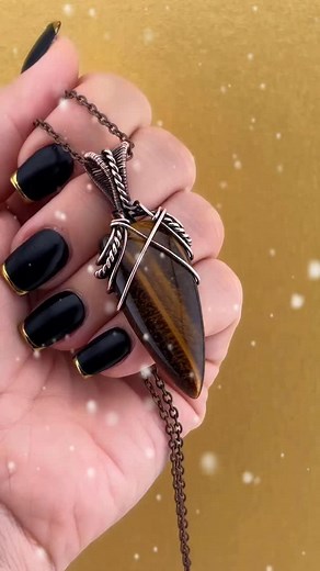 The new pendant tutorial is ready to download … and honestly? It’s calling your name 😉 If your jewelry box is begging for something that isn’t another half-finished project, this is your moment. This tutorial makes you look like you totally know what you’re doing. Download it now and let’s turn “I’ll start tomorrow” into “Omg I actually made this!” 🤩 #wirewrappedpendant #wireweaving #wirewrapping #craftdesign #craftjewelry | Wire Art Tutorials by Erika