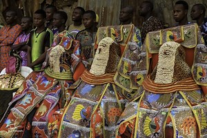 カラフルに祖先と繋がる精霊の衣裳　エグングン