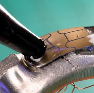 A smart guy implanted a bank card chip in a bracelet🦾 | Transformazing