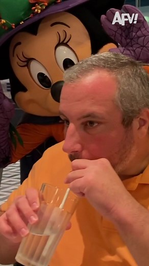 Funny Minnie Mouse Scare Prank at Disney