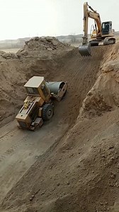 Excavator Help Roller Stuck | Giant Machine