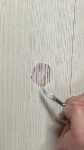 白い木目フローリングの傷リペア方法