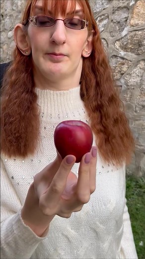 Rumeysa Gelgi: Woman with the Largest Hands in the World