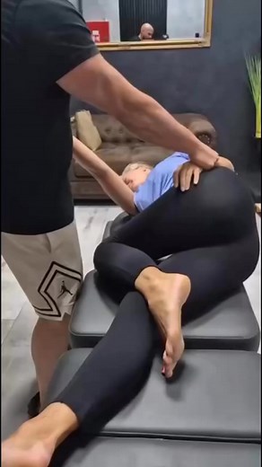 Lumbar role double shot #toonytherapy #hvlamanipulation #chiropractoradjustment #manipulation #physiotherapy #physiotherapylife #fizjoterapia #chiropractic #chiro | Toony