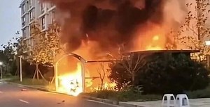 凌晨车棚突发大火，30余辆电动车烧成“铁架”......_腾讯新闻