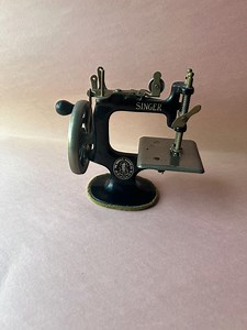 1926 Singer Toy Sewing Machine Cast Iron Model 20---vintage Small Sewing Machine---toy Collector Gift---seamstress Gift---country Home Decor - Etsy