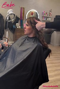 Our unique Ideal Hybrid Wefts combine the best of both Hand-Tied and Machine Sewn Wefts: ✅ Blends Seamlessly ✅ Ultimate Customization ✅ Personalized Results Cut and customize without it unraveling. 🤩 Stylist: @blondesbybelle | Babe Hair Extensions