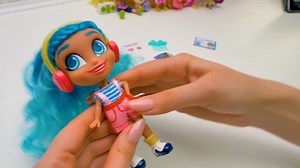 Fiesta Hairdorables nos espera hoy! Es hora de abrir otros adorables juguetes! Slime Sam y su amiga Su están enamorados de la serie Hairdorables. Ya han desempacado muñecas de la serie 1 y sus mascotas. Pero la serie 2 ha llegado para divertirnos aún más! Cada muñeca tiene un pelo realmente increíble, en los colores más brillantes. Sus trajes son elegantes y combinan totalmente con sus talentos. Encuentra muchas sorpresas en la caja: un peine, algunas pegatinas, accesorios y calzado! Estas muñec