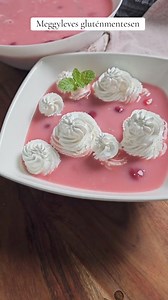 Jéghideg meggyleves tejszínhabbal Itt kínlódott napok óta a konyhámban egy zacskó meggy, szóval megsajnáltam ebben a hőségben és jól behűtöttem😁 Magozás előtt már nyúltam a szekrénybe a gumikesztyű után, mikor eszembe jutott, hogy ma a rádióban azt hallottam, hogy víz alatt kell magozni, akkor nem fröcsköl a leve. Hát kicsit félve estem neki, mert a körmömet jobban féltem, mint a fehér pólómat 🤭😂 Megúsztam barna foltok nélkül, a leves pedig eszméletlen finom lett. Na ezt csak azért meséltem e