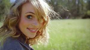 年轻女子走出镜头，带着妖艳的微笑回头 库存影片视频（100% 免版税）7658743 | Shutterstock