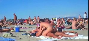 Paar fickt an einem überfüllten FKK-Strand