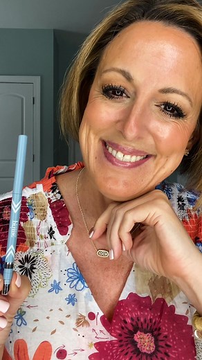 32K views · 132 reactions | The world’s first eyeliner made for mature women ✔️ Buildable & easy to apply ✔️ Water-resistant & smudge proof ✔️ Made for sensitive eyes ✔️ Unique gel-creme formula ✔️ Nine mature-friendly colors | Mature Beauty Reviews | Facebook