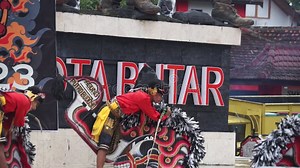 Jaranan Tanz Ein Traditioneller Tanz Aus Java. Jaranan Kommt Aus Dem Jaran, Was Pferd Bedeutet Stock Footage - Video von leistung, magie: 279183236
