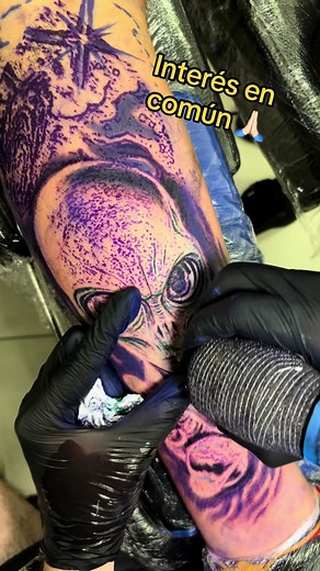Tatuaje de extraterrestre a color: ¿Qué significa?