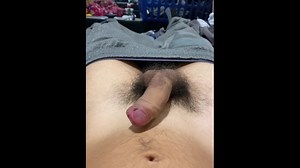 Tiener trekt zich af en pijpt een lading