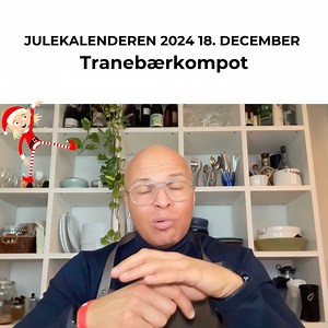 Glædelig 18. December 🎄 👨🏽‍🍳Nu er vi nået til opskrifter! Dagens opskrift er på min nedkogte tranebærkompot! Så spids ører og blyanter, og lyt med i dagens afsnit 👂🏻 Hvad skal du have fat i? 📝 ✅Tranebær, masser af tranebær ✅Æbler eller pærer eller begge dele ✅Dadler ✅Vanilje ✅Nogle af de aromatiske parfumerede krydderier (som kanel, ingefær, allehånde, nelllike, fennikel osv) ✅En lille smule salt Kom det hele ned i en stor gryde med 2-3 cm vand i bunden og skru op for varmen, så det buldr