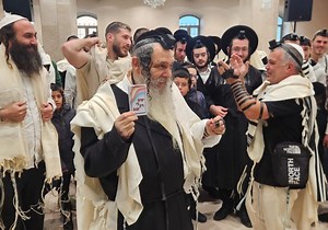 עם סולמות וריקודים: תפילת ראש חודש ב'חוט של חסד'