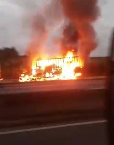 Arteris Litoral Sul ⚠️Atenção! Incêndio em veículo no km 76,9 da BR-101/SC, em Araquari, sentido Porto Alegre, interdita via marginal sul. ➡️O fluxo é desviado para via principal no trecho. Sem lentidão. Equipes da concessionária atuam no local. | Aconteceu em Joinville