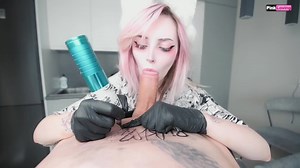 フェラ美女は一緒に降りる前に彼のペニスを喜ばせるつもりです