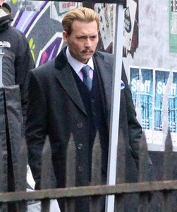 Johnny Depp les cheveux blonds avec une moustache pour Mortdecai - Hollywoodpq.com