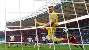 Beginn einer großen Torwart-Rochade? Zu diesem Verein wechselt Hradecky