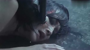 男子把女子踩在脚下