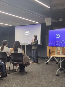 El único requisito para el AWS Summit 2026 es ser mayor de 18 años y llevar identificación oficial (INE). Si en el formulario te pide datos de trabajo y actualmente no tienes, pon