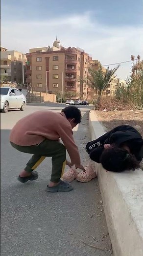 سرق الشباشب و جري 🏃🤣🤣