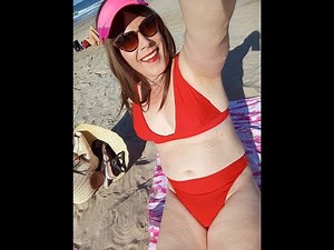 Cute Trans Woman enjoying the beach in Thong Bikini / Bella Crossdresser luciendo tanga en la playa
