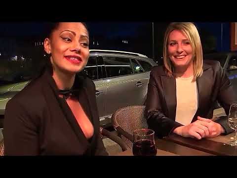 Un couple libertin parle du monde du libertinage et fait visiter un club échangiste (Emma)