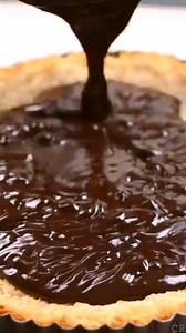 21K views · 59 reactions | ⭐CHOCOLATE MACAROON PIE⭐ For the crust: ⅔ cup all purpose flour 5 ½ cups shredded sweetened coconut ½ teaspoon salt 1 sweetened condensed milk 2 teaspoons vanilla extract 1 teaspoon almond extract optional For the filling: 2 cups semi-sweet or dark chocolate chips (about 12 ounces) 1 cup heavy whipping cream https://www.crazyforcrust.com/chocolate-macaroon-pie/#wprm-recipe-container-41393 | CrazyforCrust | Facebook