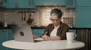 Зрелая женщина пишет левой рукой, работая: стоковое видео (без лицензионных платежей), 3723627495 | Shutterstock